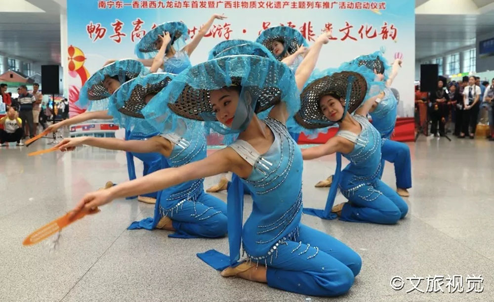 搭乘首發(fā)高鐵，海真珠珍珠粉抵達(dá)東方明珠